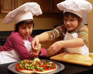 2 kids making pizza (Small)